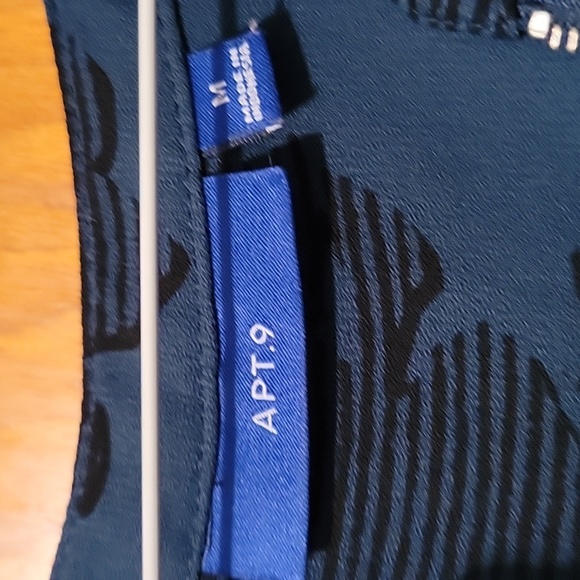 Apt 9, green blouse w/ black flowers. Tank top style w/ front adjustable zipper - Picture 3 of 5